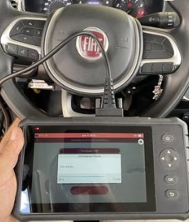 Escáner Launch conectado a un Fiat en el taller