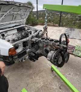 Motor de Fiat Uno sacado con pluma