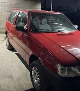 Fiat Uno rojo en el taller